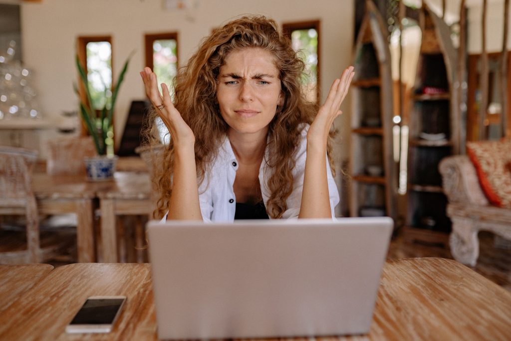 confused lady with laptop computer